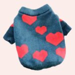 Pull tricoté bleu à motif coeur pour chat très confortable
