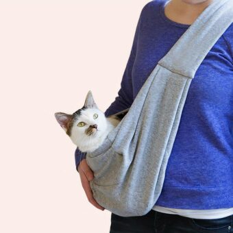 Sac à bandoulière portable de voyage pour chat gris porté par une femme avec un chat à l'intérieurs