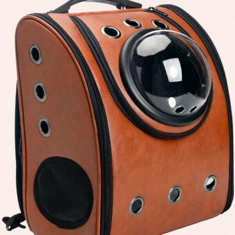 Sac à dos de transport pour chat. Il y a de nombreuses ouvertures pour permettre au chat de respirer. Il y a une capsule style "vaiseau spacial" pour permettre au chat de voir l'extérieur. Le sac s'ouvre avec un zip sur le haut du sac mais aussi sur les deux côtés du sac. Il y a une attache à l'intérieur pour sécuriser le chat en cas d'ouverture du sac.