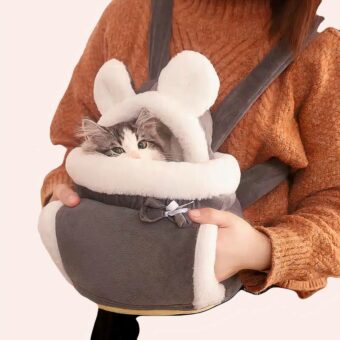 Sac à dos de transport chaud en forme d'ours pour chat porté par une femme avec un chat à l'intérieur