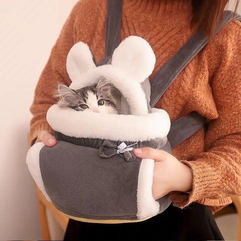 Sac à dos de transport chaud en forme d'ours pour chat porté par une femme avec un chat à l'intérieur