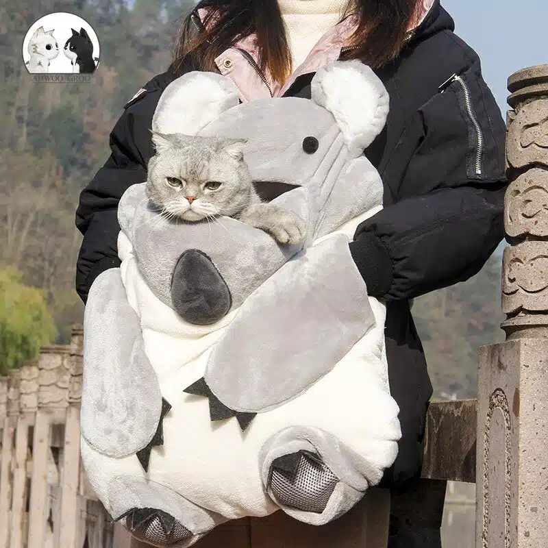 Sac à dos de transport chaud en forme de koala gris pour chat porté par une femme avec un chat à l'intérieur