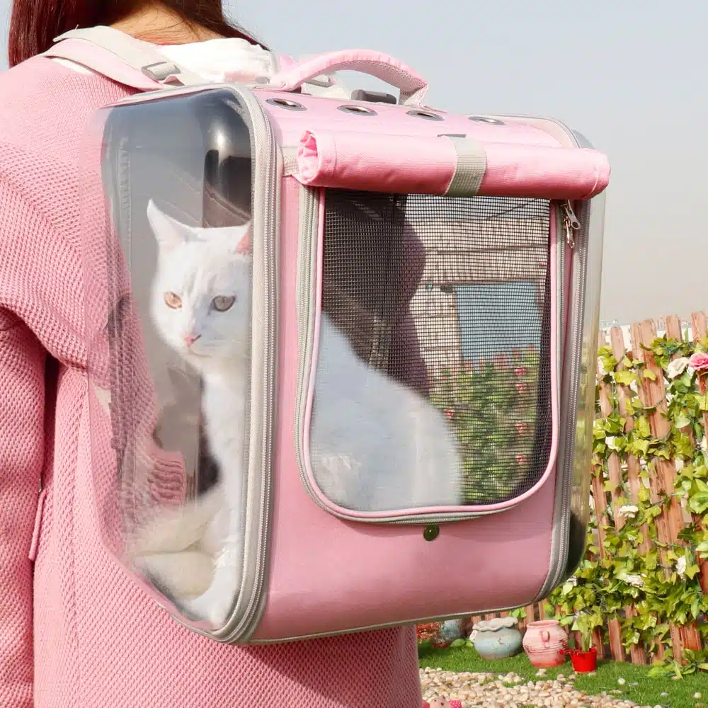 Sac à dos de transport respirant pour chat rose porté par une femme avec un chat à l'intérieur