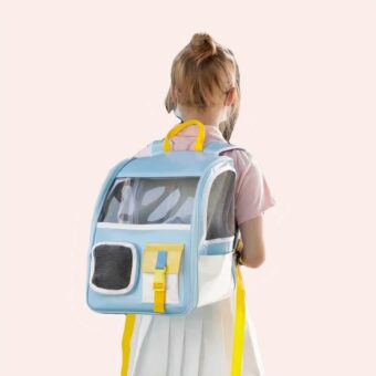 Sac à dos en cuir respirant pour chat porté par une petite fille à la mode et cobfortable