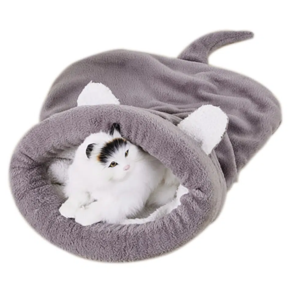 Sac de couchage en forme de souris pour chat gris avec un chat à l'intérieur