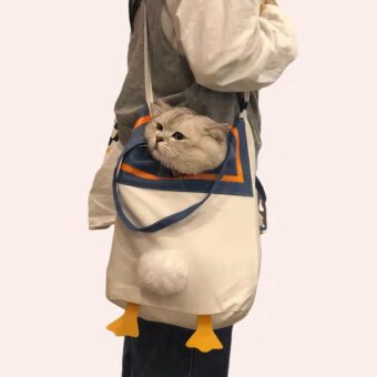 Sac de transport chat en forme de canard porté par une femme avec un chat à la mode