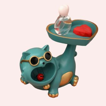 Statue chat à grande bouche avec plateau de rangement sur une table dans une maison