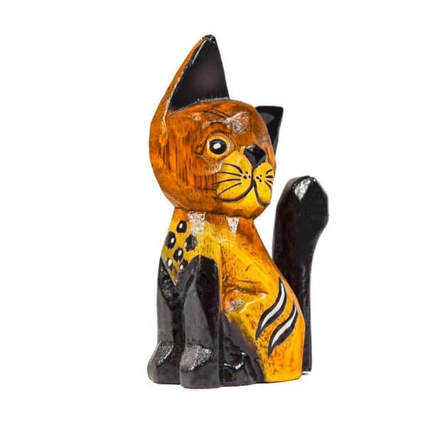 Statue d'un chat jaune et noire en porcelaine
