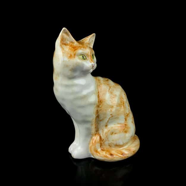 Statue d'un chat jaune et blanche en porcelaine