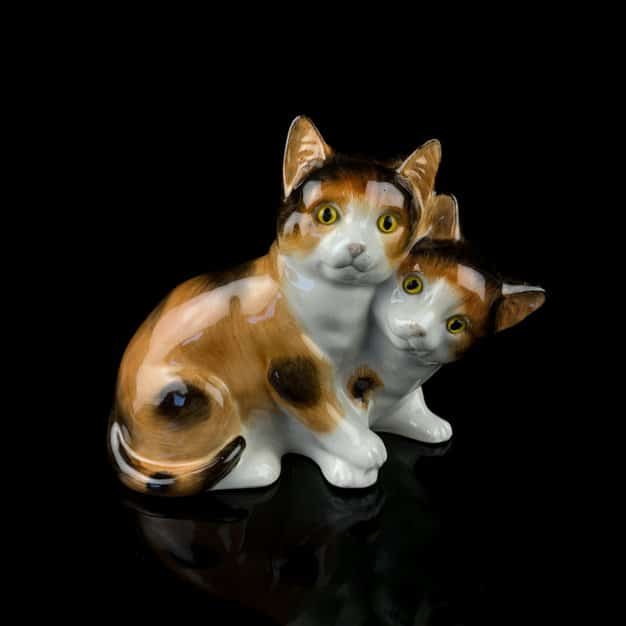 Statue de deux chats en porcelaine