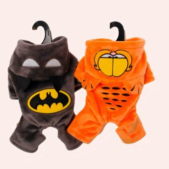 Sweat à capuche épais à motif super héros pour chat sur une ceintre dans une maison