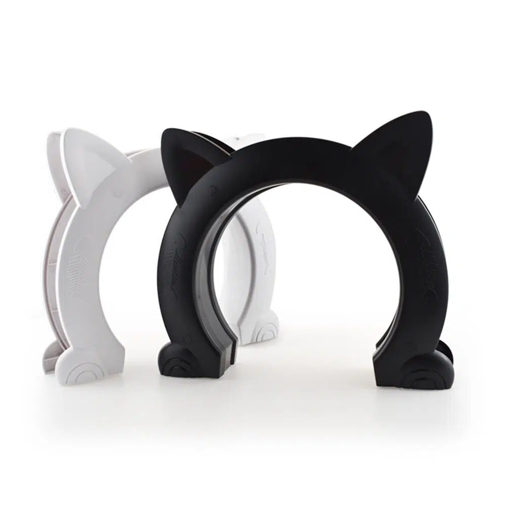 Trou de porte contrôlable pour chat de couleur noir et blanc