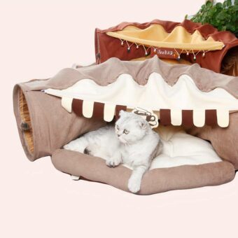 Tunnel de lit pliable et amovible pour chat marron sur un tapis dans une maison