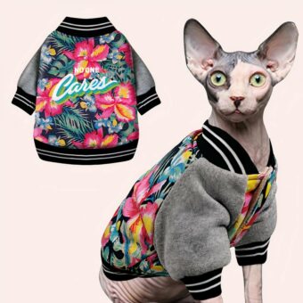 Veste à motif floral pour chat à la mode portée par un chat
