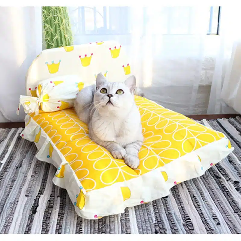 Petit lit pour chat avec oreiller, confortable, jaune dans une maison