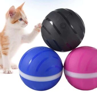 Petite balle pour chat auto-rotative. Elle se recharge grâce à un câble.