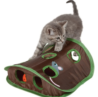 Un chat gris qui joue avec une tente à trous de souris pour chat marron avec des souris avec une souris dessus