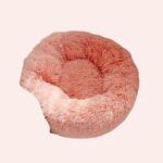 Coussin rond en peluche pour chat, très confortable avec plusieurs couleurs différentes dans une maison