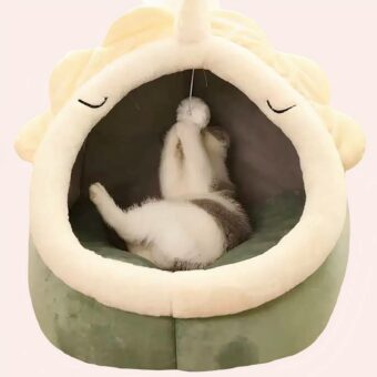 Panier dinosaure en polaire pour chat, confortable avec un chat à l'intérieur dans une maison