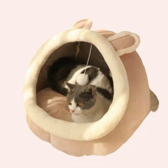 Panier niche pour chat décoré en Lapin confortable, avec un chat à l'intérieur sur un tapis dans une maison