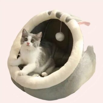 Panier pour chat comme une niche douillette confortable avec un chat à l'intérieur sur un tapis dans une maison