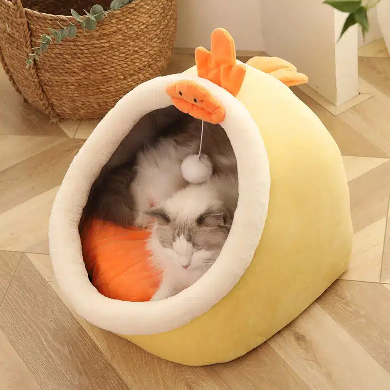 Panier pour chat jaune transportable, confortable et très haute qualité dans une maison, avec un chat à l'intérieur