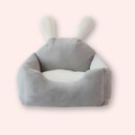 Canapé design lapin pour chat gris sur fond rose