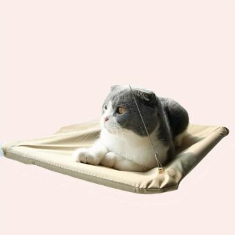 Hamac de fenêtre pour chat accroché sur une fenêtre dans une maison