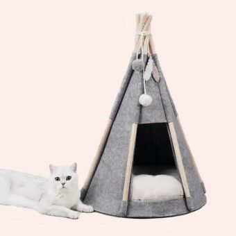 Tente grise qui sert de niche pour chat avec un chat blanc à côté