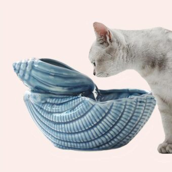 Fontaine à eau multifonction en céramique pour chat, très haute qualité, sur une table