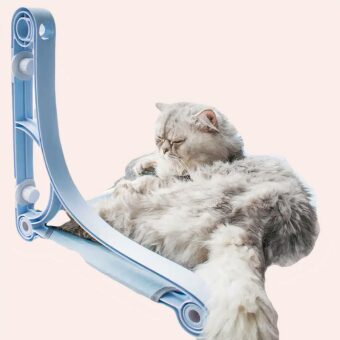 Hamac avec roulement de fenêtre pour chat, accrocher sur une fenêtre avec un chat au-dessus dans une maison