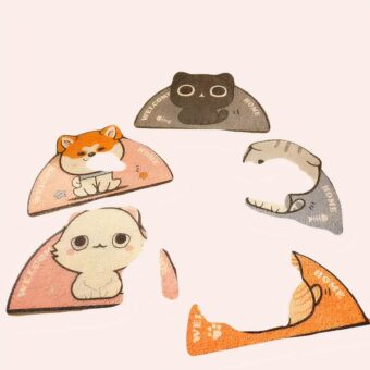 Tapis de litière design mignon en PVC, plusieurs couleurs et motif différentes devant une fenêtre dans une maison