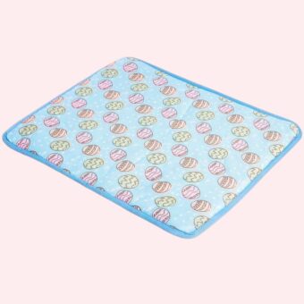 Tapis de refroidissement bleu pour chat avec motif rigolos.