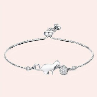 Bracelet couleur argent avec un chat et un zircon