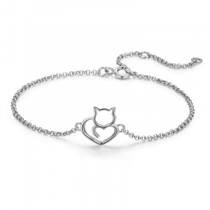 Bracelet en argent avec maillon motif chat abstrait qui forme un coeur