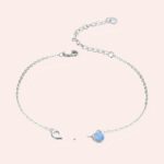 Bracelet fin en argent avec petit chat qui joue avec une opale