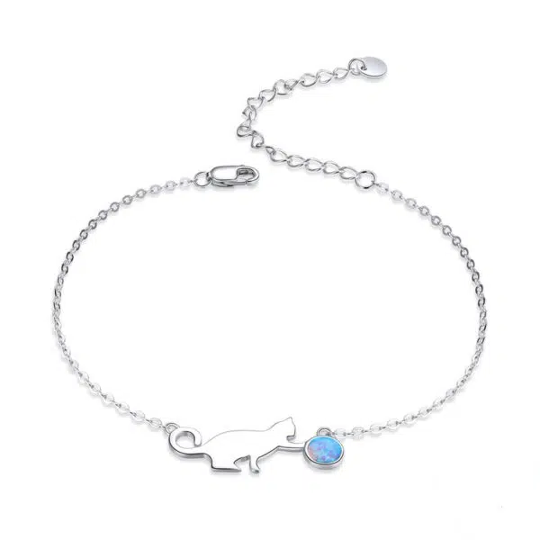 Bracelet fin en argent avec petit chat qui joue avec une opale