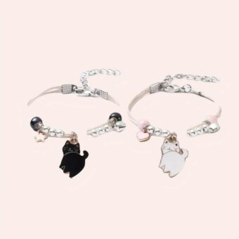 2 bracelet avec breloque de chat un noir et un blanc