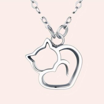 Pendentifs argenté d'un chat enroulé sur lui même