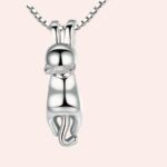 Pendentif d'un chaton suspendu a une chaine argenté