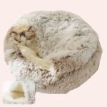 Sac de couchage pour chat blanc avec un chat installé dedans