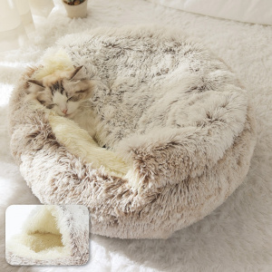 Sac de couchage pour chat blanc avec un chat installé dedans
