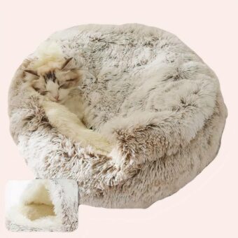 Sac de couchage pour chat blanc avec un chat installé dedans