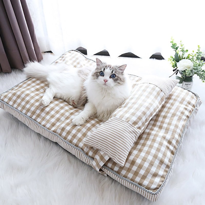 Tapis en tissu pour couchage avec un chat allongé dessus