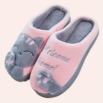 Pantoufle grise et rose avec motif chat