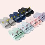 Multiples paires de pantoufles avec tête de chat en motif et décliné en plusieurs couleurs