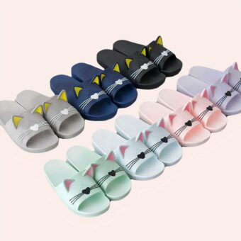 Multiples paires de pantoufles avec tête de chat en motif et décliné en plusieurs couleurs