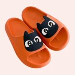 Pantoufle orange avec tête de chat noire