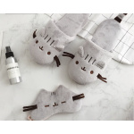 Pantoufles grises avec tête de chat et petites moustaches et masque de nuit assorti