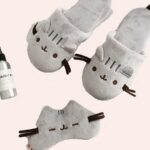 Pantoufles grises avec tête de chat et petites moustaches et masque de nuit assorti